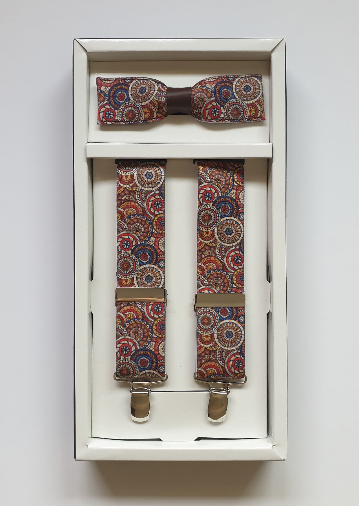 Conjunto tirantes y pajarita Colorido