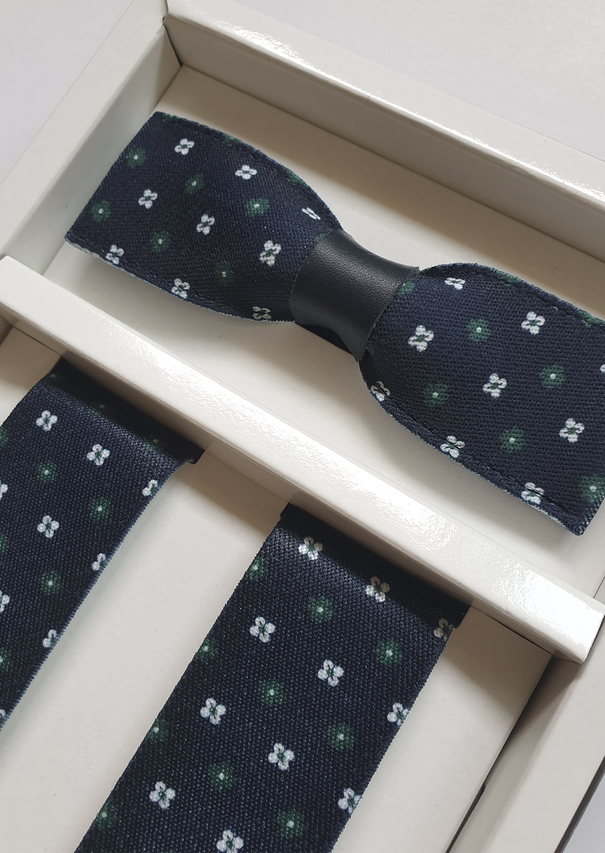 Conjunto tirantes y pajarita Pétalos - Imagen 2