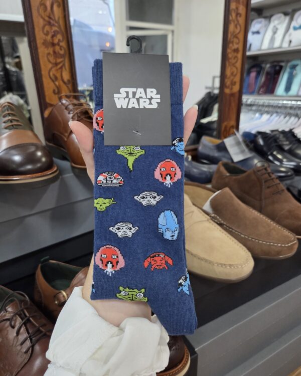 Calcetines Star Wars azul marino con personajes de la saga estampados en colores