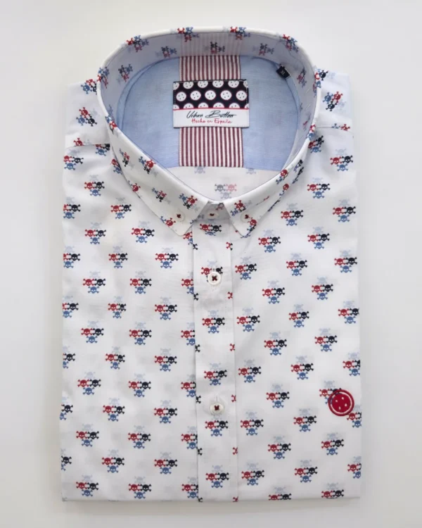 Camisa blanca de calaveras granate y azules de Urban Button, doblada