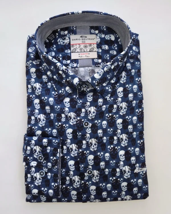 Camisa de calaveras blancas y negras sobre fondo azul marino de Dario Beltran, doblada