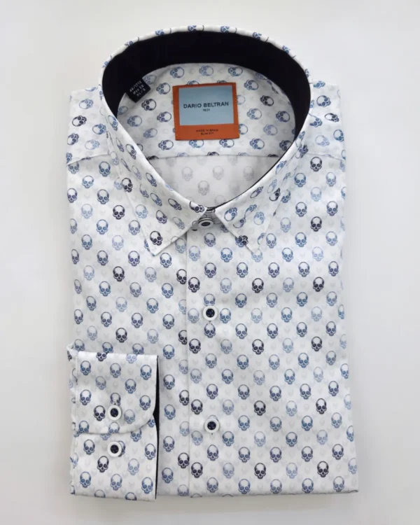 Camisa blanca con calaveras azules de Dario Beltran, doblada