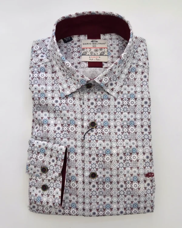 Camisa de estampado de mosaico con calaveras granate escondidas de Dario Beltran, doblada