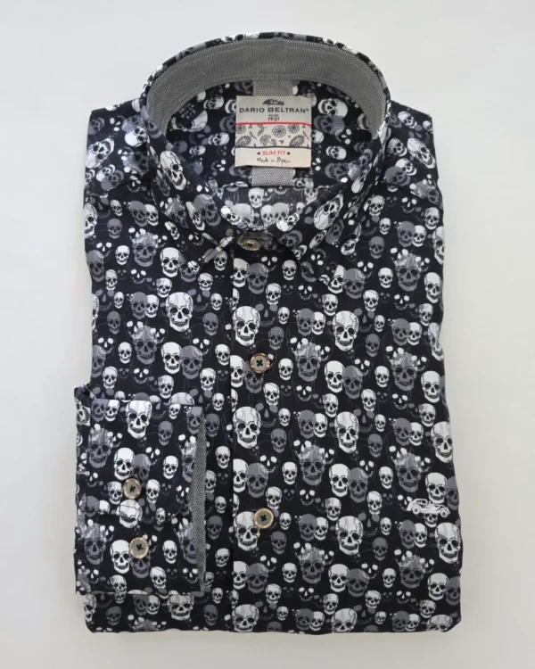 Camisa de calaveras blancas y grises sobre fondo negro de Dario Beltran, doblada